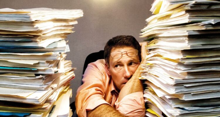 A Falsa Produtividade Como a Cultura do Trabalho Excessivo Contribui para o Burnout