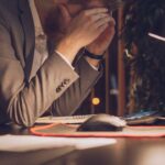 O que é o burnout na psicologia quando o trabalho adoece a mente e o corpo