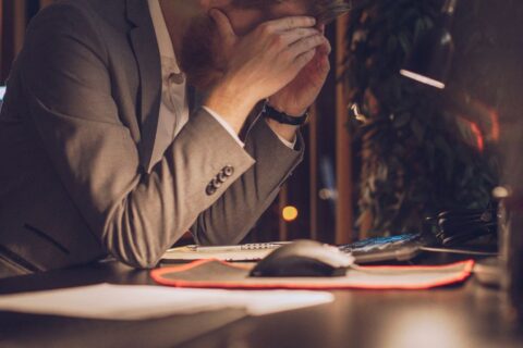 O que é o burnout na psicologia quando o trabalho adoece a mente e o corpo