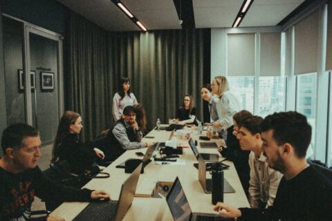 Profissionais reunidos em uma mesa conversando sobre segurança no atendimento